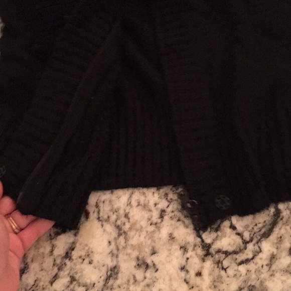 Take out black sweater - Picture 3 of 3